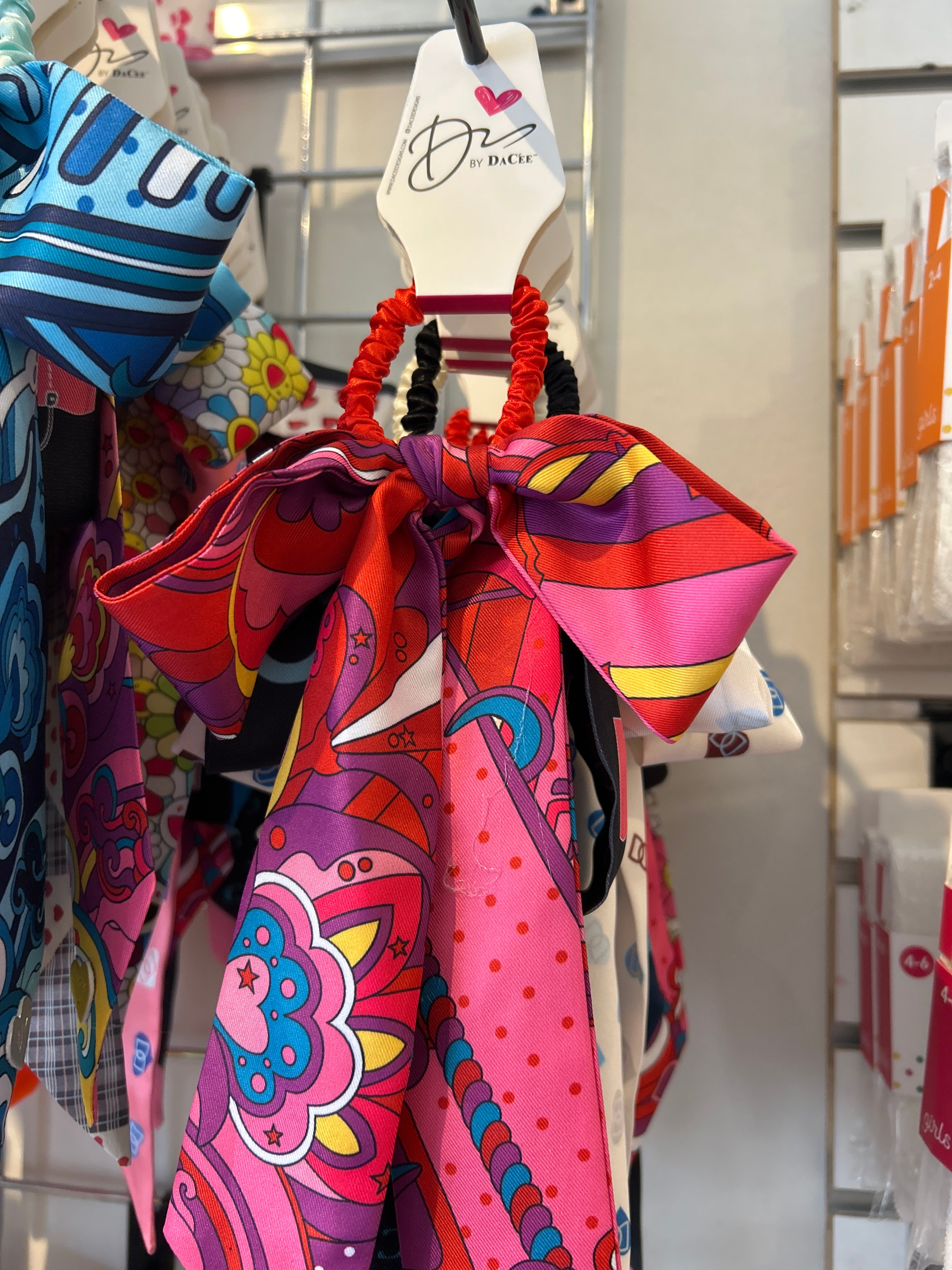 Dacee scarf pony